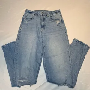 American Eagle Ripped Curvy Mom Jeans
