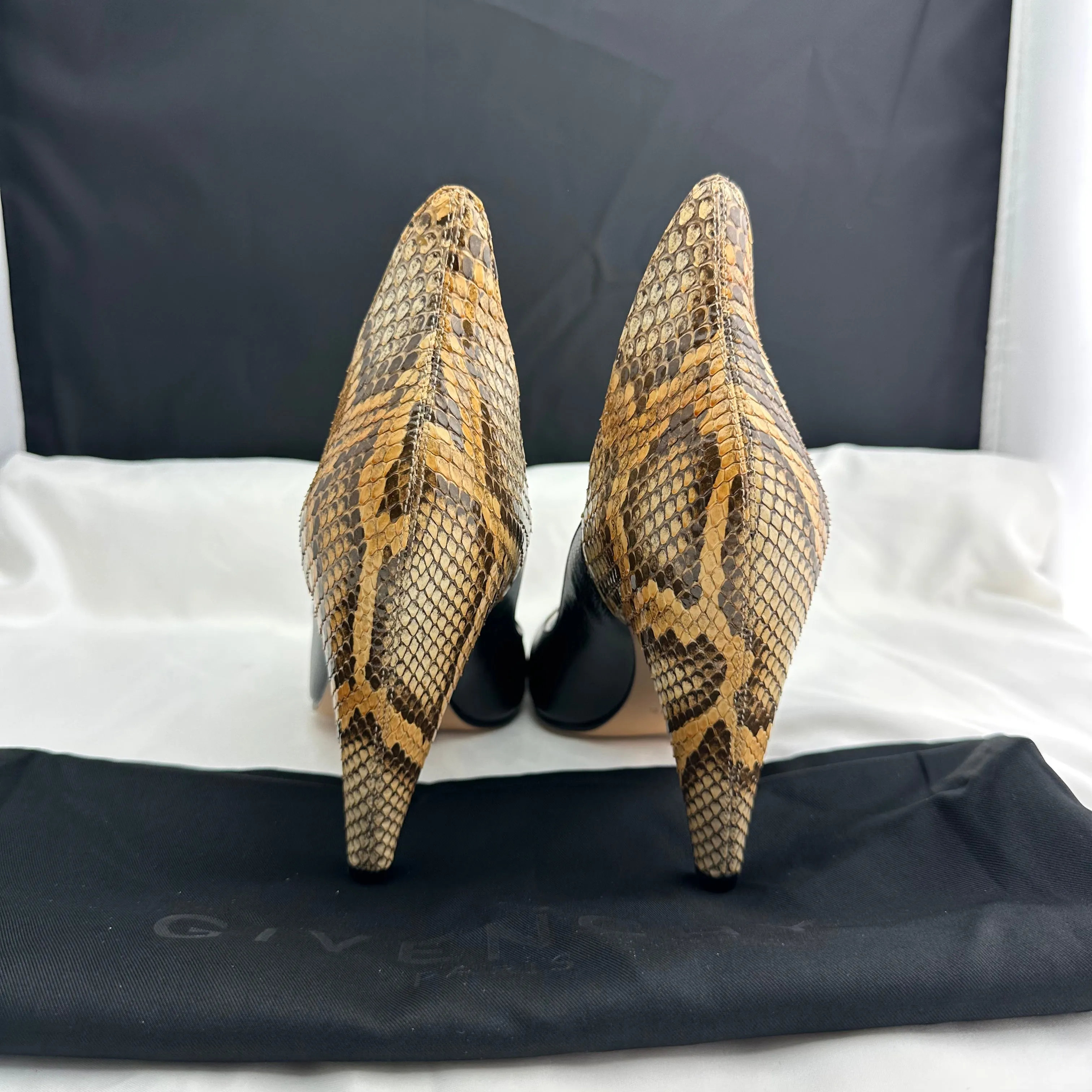 Givenchy Escarpin GV3 95 Pumps in Black
