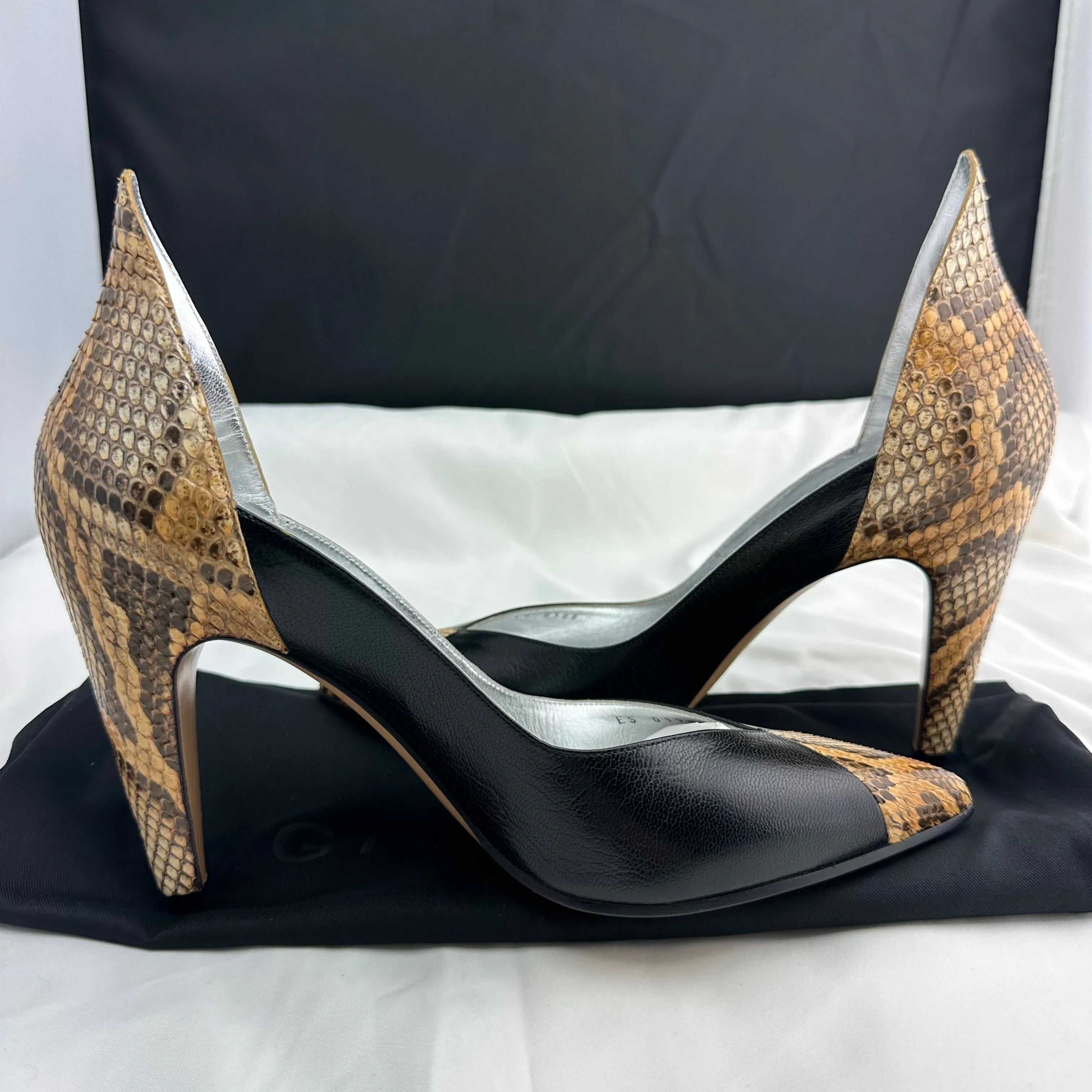Givenchy Escarpin GV3 95 Pumps in Black