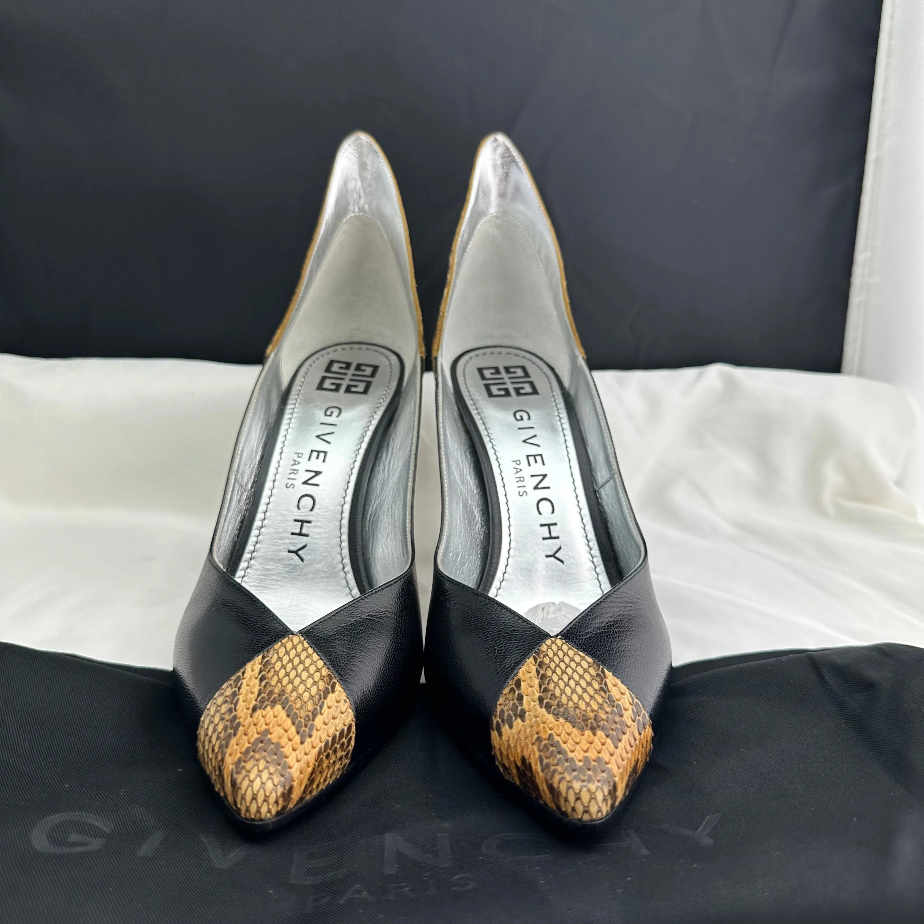 Givenchy Escarpin GV3 95 Pumps in Black