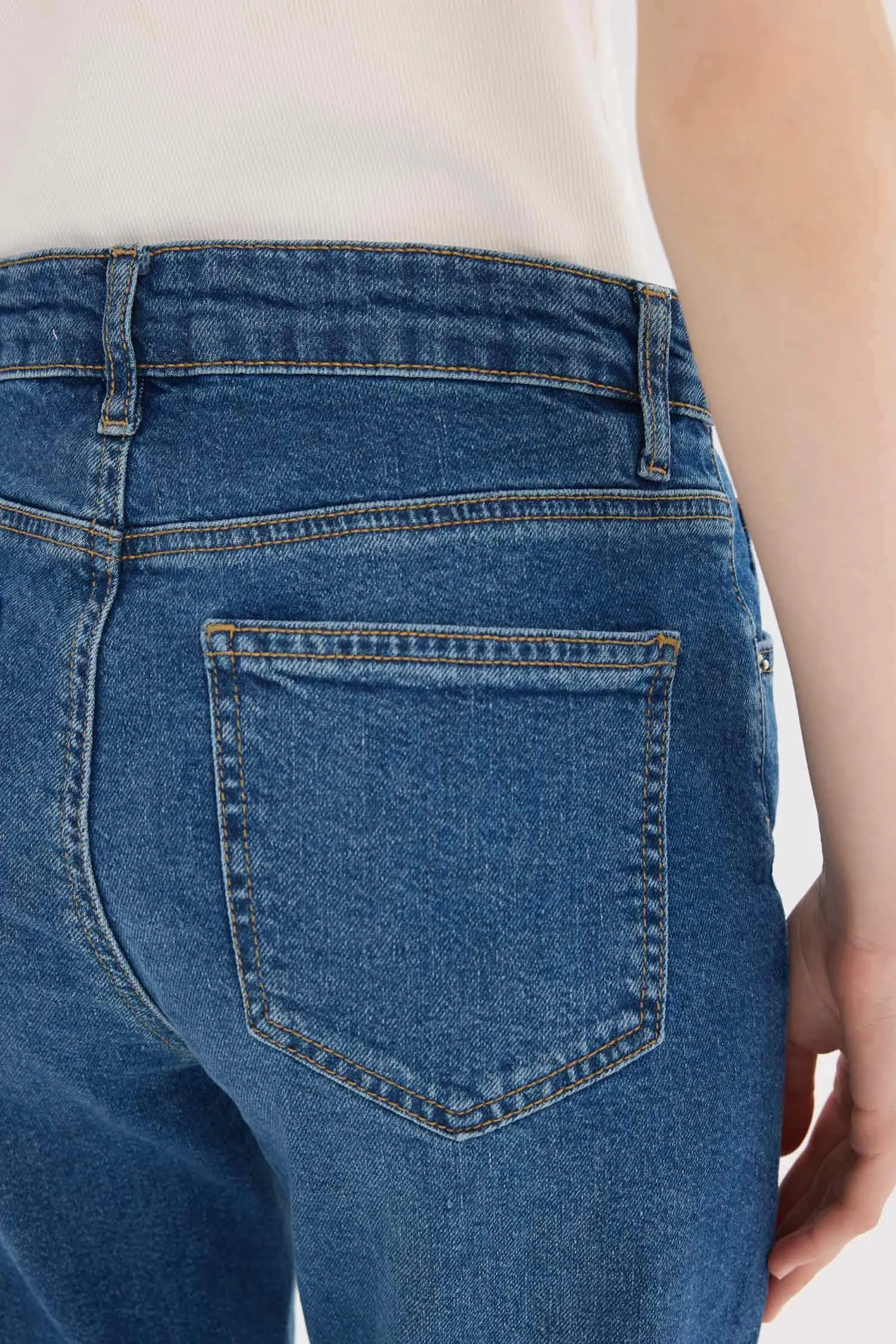 Lina Comfort Mom Normal Waist Straight Leg Jean Snow Wash Pants